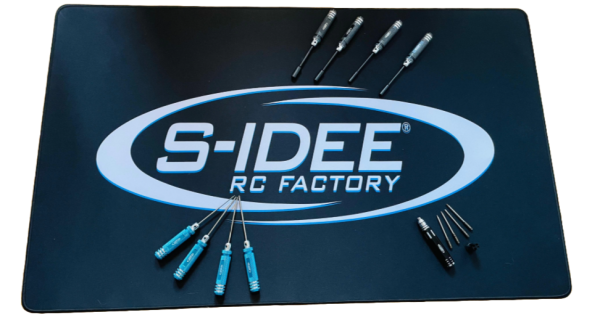 s-idee® Schraubermatte in Schwarz mit weißem s-idee® Logo 1000x600 4mm